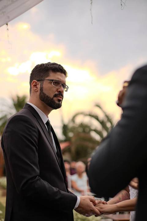 As melhores ideias e inspirações criativas de fotos de casamento registradas por fotógrafos profissionais de eventos da empresa Criativus Foto e Vídeo no espaço Chácara Picovinho: fotos do momento da cerimônia no pôr do sol'