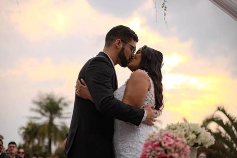 As melhores ideias e inspirações criativas de fotos de casamento registradas por fotógrafos profissionais de eventos da empresa Criativus Foto e Vídeo no espaço Chácara Picovinho: fotos do momento da cerimônia no pôr do sol'