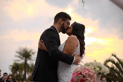 As melhores ideias e inspirações criativas de fotos de casamento registradas por fotógrafos profissionais de eventos da empresa Criativus Foto e Vídeo no espaço Chácara Picovinho: fotos do momento da cerimônia no pôr do sol'