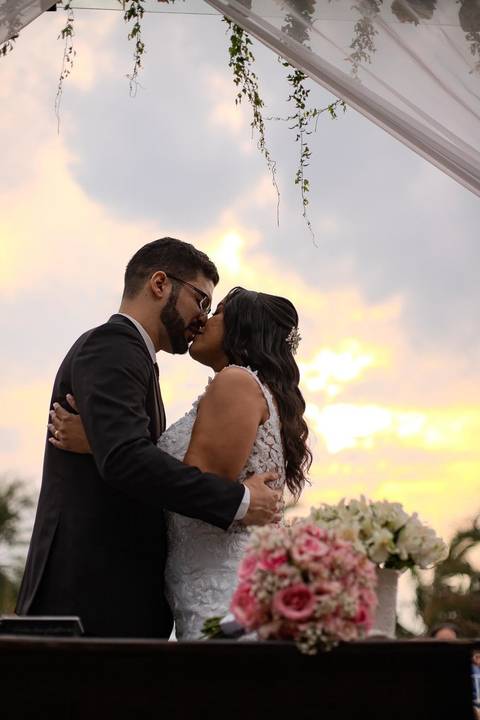 As melhores ideias e inspirações criativas de fotos de casamento registradas por fotógrafos profissionais de eventos da empresa Criativus Foto e Vídeo no espaço Chácara Picovinho: fotos do momento da cerimônia no pôr do sol'