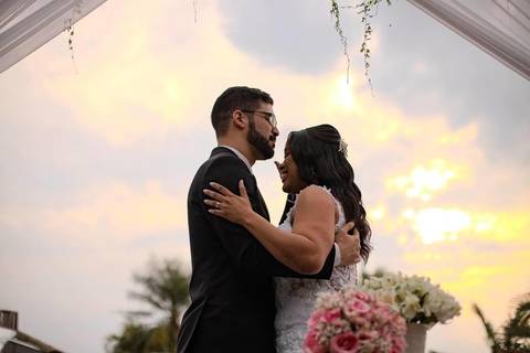 As melhores ideias e inspirações criativas de fotos de casamento registradas por fotógrafos profissionais de eventos da empresa Criativus Foto e Vídeo no espaço Chácara Picovinho: fotos do momento da cerimônia'