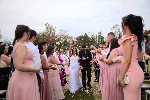 As melhores ideias e inspirações criativas de fotos de casamento registradas por fotógrafos profissionais de eventos da empresa Criativus Foto e Vídeo no espaço Chácara Picovinho: fotos dos noivos saindo da cerimônia'
