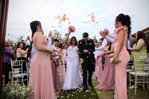 As melhores ideias e inspirações criativas de fotos de casamento registradas por fotógrafos profissionais de eventos da empresa Criativus Foto e Vídeo no espaço Chácara Picovinho: fotos dos noivos saindo da cerimônia'