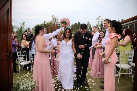 As melhores ideias e inspirações criativas de fotos de casamento registradas por fotógrafos profissionais de eventos da empresa Criativus Foto e Vídeo no espaço Chácara Picovinho: fotos dos noivos saindo da cerimônia'