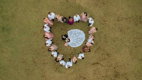 As melhores ideias e inspirações criativas de fotos de casamento registradas por fotógrafos profissionais de eventos da empresa Criativus Foto e Vídeo no espaço Chácara Picovinho: fotos dos noivos com os padrinhos'