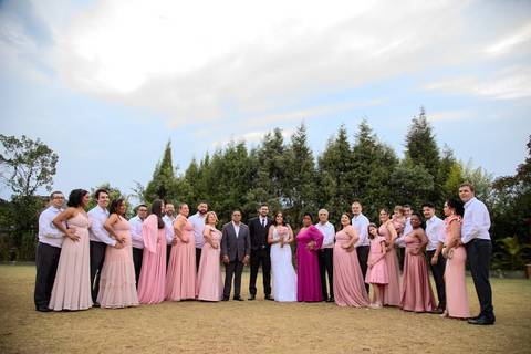As melhores ideias e inspirações criativas de fotos de casamento registradas por fotógrafos profissionais de eventos da empresa Criativus Foto e Vídeo no espaço Chácara Picovinho: fotos dos noivos com os padrinhos'