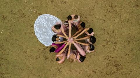 As melhores ideias e inspirações criativas de fotos de casamento registradas por fotógrafos profissionais de eventos da empresa Criativus Foto e Vídeo no espaço Chácara Picovinho: fotos dos noivos com os padrinhos'