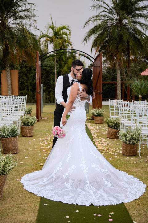 As melhores ideias e inspirações criativas de fotos de casamento registradas por fotógrafos profissionais de eventos da empresa Criativus Foto e Vídeo no espaço Chácara Picovinho: fotos protocolares dos noivos na cerimônia'
