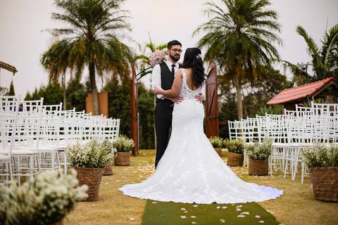 As melhores ideias e inspirações criativas de fotos de casamento registradas por fotógrafos profissionais de eventos da empresa Criativus Foto e Vídeo no espaço Chácara Picovinho: fotos protocolares dos noivos na cerimônia'