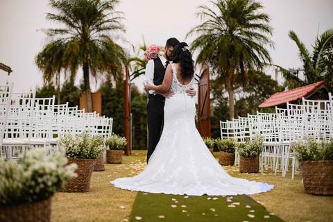 As melhores ideias e inspirações criativas de fotos de casamento registradas por fotógrafos profissionais de eventos da empresa Criativus Foto e Vídeo no espaço Chácara Picovinho: fotos protocolares dos noivos na cerimônia'