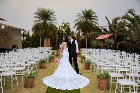 As melhores ideias e inspirações criativas de fotos de casamento registradas por fotógrafos profissionais de eventos da empresa Criativus Foto e Vídeo no espaço Chácara Picovinho: fotos protocolares dos noivos na cerimônia'