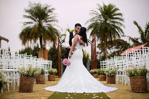 As melhores ideias e inspirações criativas de fotos de casamento registradas por fotógrafos profissionais de eventos da empresa Criativus Foto e Vídeo no espaço Chácara Picovinho: fotos protocolares dos noivos na cerimônia'