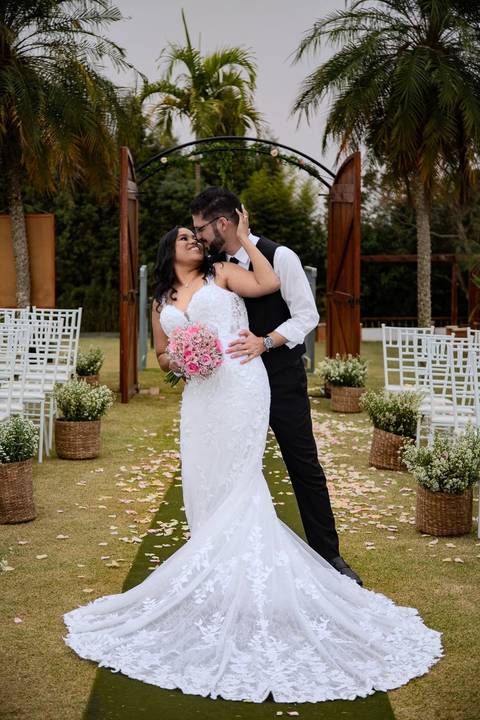 As melhores ideias e inspirações criativas de fotos de casamento registradas por fotógrafos profissionais de eventos da empresa Criativus Foto e Vídeo no espaço Chácara Picovinho: fotos protocolares dos noivos na cerimônia'