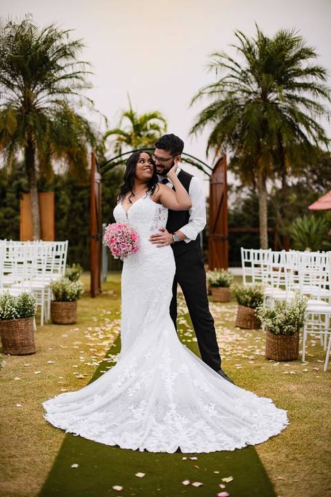 As melhores ideias e inspirações criativas de fotos de casamento registradas por fotógrafos profissionais de eventos da empresa Criativus Foto e Vídeo no espaço Chácara Picovinho: fotos protocolares dos noivos na cerimônia'