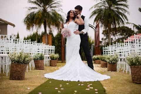 As melhores ideias e inspirações criativas de fotos de casamento registradas por fotógrafos profissionais de eventos da empresa Criativus Foto e Vídeo no espaço Chácara Picovinho: fotos protocolares dos noivos na cerimônia'