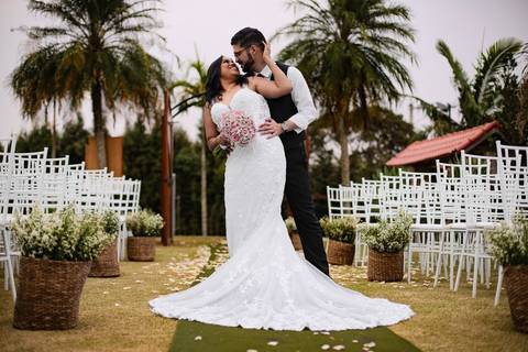 As melhores ideias e inspirações criativas de fotos de casamento registradas por fotógrafos profissionais de eventos da empresa Criativus Foto e Vídeo no espaço Chácara Picovinho: fotos protocolares dos noivos na cerimônia'