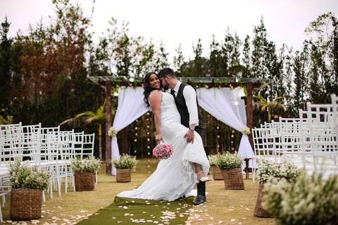 As melhores ideias e inspirações criativas de fotos de casamento registradas por fotógrafos profissionais de eventos da empresa Criativus Foto e Vídeo no espaço Chácara Picovinho: fotos protocolares dos noivos na cerimônia'