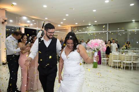 As melhores ideias e inspirações criativas de fotos de casamento registradas por fotógrafos profissionais de eventos da empresa Criativus Foto e Vídeo no espaço Chácara Picovinho: fotos dos noivos entrando na festa'