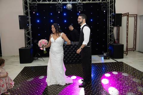 As melhores ideias e inspirações criativas de fotos de casamento registradas por fotógrafos profissionais de eventos da empresa Criativus Foto e Vídeo no espaço Chácara Picovinho: fotos dos noivos entrando na festa'