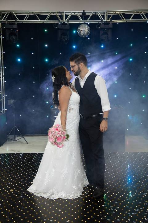 As melhores ideias e inspirações criativas de fotos de casamento registradas por fotógrafos profissionais de eventos da empresa Criativus Foto e Vídeo no espaço Chácara Picovinho: fotos dos noivos na festa'