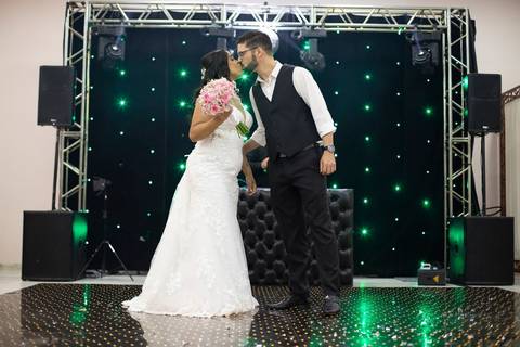 As melhores ideias e inspirações criativas de fotos de casamento registradas por fotógrafos profissionais de eventos da empresa Criativus Foto e Vídeo no espaço Chácara Picovinho: fotos dos noivos na festa'