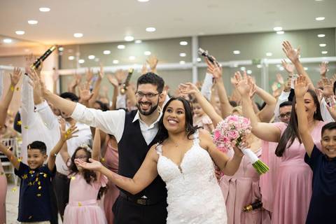 As melhores ideias e inspirações criativas de fotos de casamento registradas por fotógrafos profissionais de eventos da empresa Criativus Foto e Vídeo no espaço Chácara Picovinho: fotos dos noivos na festa'