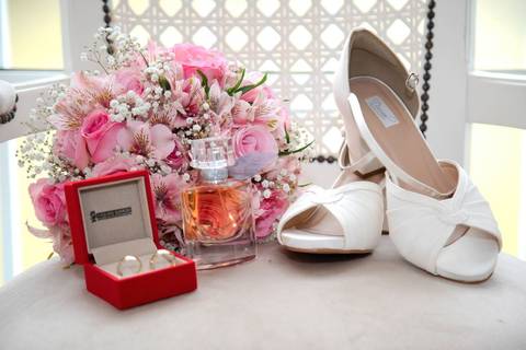 As melhores ideias e inspirações criativas de fotos de casamento registradas por fotógrafos profissionais de eventos da empresa Criativus Foto e Vídeo no salão: making of da noiva'