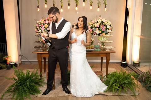 As melhores ideias e inspirações criativas de fotos de casamento registradas por fotógrafos profissionais de eventos da empresa Criativus Foto e Vídeo no espaço Chácara Picovinho: fotos dos noivos na festa'