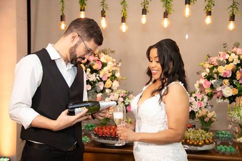 As melhores ideias e inspirações criativas de fotos de casamento registradas por fotógrafos profissionais de eventos da empresa Criativus Foto e Vídeo no espaço Chácara Picovinho: fotos dos noivos na festa'