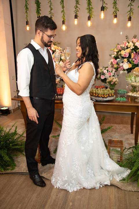 As melhores ideias e inspirações criativas de fotos de casamento registradas por fotógrafos profissionais de eventos da empresa Criativus Foto e Vídeo no espaço Chácara Picovinho: fotos dos noivos na festa'