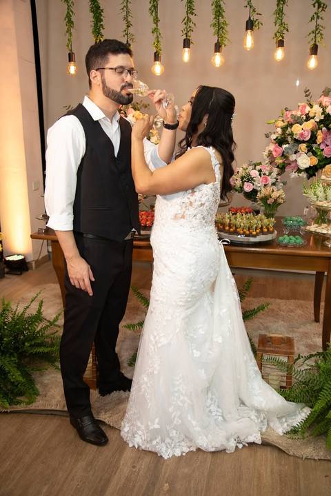 As melhores ideias e inspirações criativas de fotos de casamento registradas por fotógrafos profissionais de eventos da empresa Criativus Foto e Vídeo no espaço Chácara Picovinho: fotos dos noivos na festa'