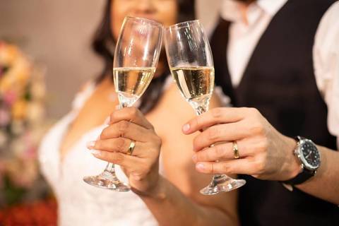 As melhores ideias e inspirações criativas de fotos de casamento registradas por fotógrafos profissionais de eventos da empresa Criativus Foto e Vídeo no espaço Chácara Picovinho: fotos dos noivos na festa'