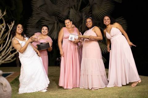 As melhores ideias e inspirações criativas de fotos de casamento registradas por fotógrafos profissionais de eventos da empresa Criativus Foto e Vídeo no espaço Chácara Picovinho: fotos dos noivos na festa'