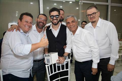 As melhores ideias e inspirações criativas de fotos de casamento registradas por fotógrafos profissionais de eventos da empresa Criativus Foto e Vídeo no espaço Chácara Picovinho: fotos dos noivos na festa'
