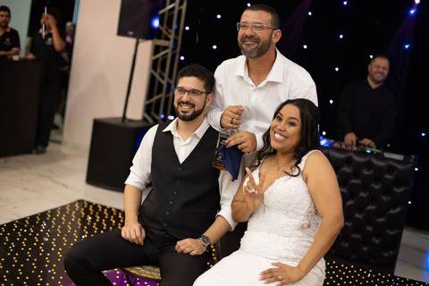 As melhores ideias e inspirações criativas de fotos de casamento registradas por fotógrafos profissionais de eventos da empresa Criativus Foto e Vídeo no espaço Chácara Picovinho: fotos dos noivos na festa'