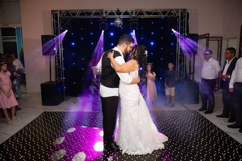 As melhores ideias e inspirações criativas de fotos de casamento registradas por fotógrafos profissionais de eventos da empresa Criativus Foto e Vídeo no espaço Chácara Picovinho: fotos da dança dos noivos na festa'