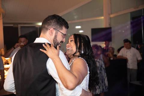 As melhores ideias e inspirações criativas de fotos de casamento registradas por fotógrafos profissionais de eventos da empresa Criativus Foto e Vídeo no espaço Chácara Picovinho: fotos da dança dos noivos na festa'