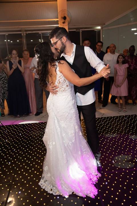 As melhores ideias e inspirações criativas de fotos de casamento registradas por fotógrafos profissionais de eventos da empresa Criativus Foto e Vídeo no espaço Chácara Picovinho: fotos da dança dos noivos na festa'