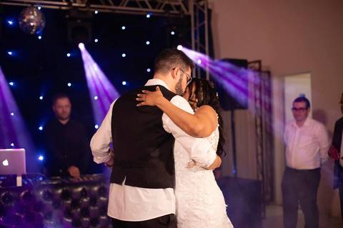 As melhores ideias e inspirações criativas de fotos de casamento registradas por fotógrafos profissionais de eventos da empresa Criativus Foto e Vídeo no espaço Chácara Picovinho: fotos da dança dos noivos na festa'