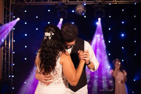 As melhores ideias e inspirações criativas de fotos de casamento registradas por fotógrafos profissionais de eventos da empresa Criativus Foto e Vídeo no espaço Chácara Picovinho: fotos da dança dos noivos na festa'