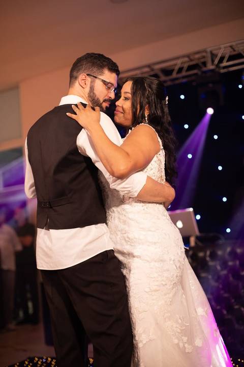 As melhores ideias e inspirações criativas de fotos de casamento registradas por fotógrafos profissionais de eventos da empresa Criativus Foto e Vídeo no espaço Chácara Picovinho: fotos da dança dos noivos na festa'