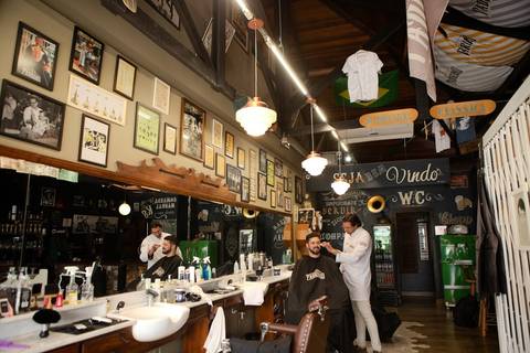 As melhores ideias e inspirações criativas de fotos de casamento registradas por fotógrafos profissionais de eventos da empresa Criativus Foto e Vídeo na barbearia: fotos do making of do noivo'