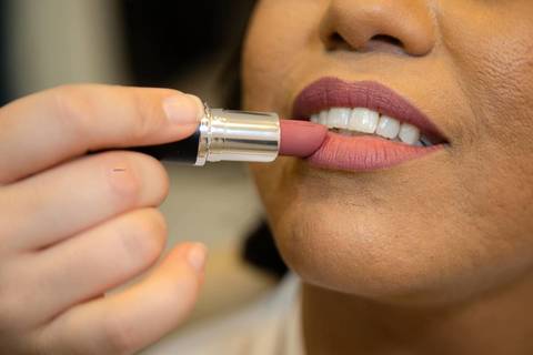 As melhores ideias e inspirações criativas de fotos de casamento registradas por fotógrafos profissionais de eventos da empresa Criativus Foto e Vídeo no salão: making of da noiva'