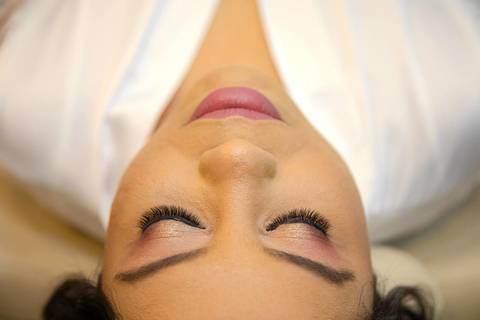 As melhores ideias e inspirações criativas de fotos de casamento registradas por fotógrafos profissionais de eventos da empresa Criativus Foto e Vídeo no salão: making of da noiva'