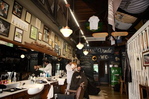 As melhores ideias e inspirações criativas de fotos de casamento registradas por fotógrafos profissionais de eventos da empresa Criativus Foto e Vídeo na barbearia: fotos do making of do noivo'