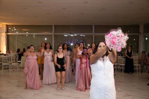 As melhores ideias e inspirações criativas de fotos de casamento registradas por fotógrafos profissionais de eventos da empresa Criativus Foto e Vídeo no espaço Chácara Picovinho: fotos da noiva jogando o buquê'