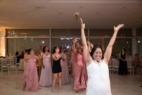 As melhores ideias e inspirações criativas de fotos de casamento registradas por fotógrafos profissionais de eventos da empresa Criativus Foto e Vídeo no espaço Chácara Picovinho: fotos da noiva jogando o buquê'