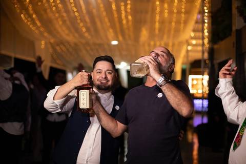 As melhores ideias e inspirações criativas de fotos de casamento registradas por fotógrafos profissionais de eventos da empresa Criativus Foto e Vídeo na Chácara Hibisco: Foto do noivo jogando a caixa de whisky '