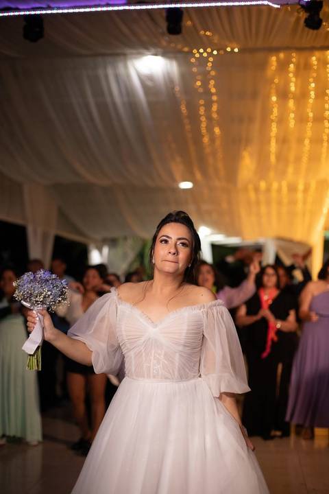 As melhores ideias e inspirações criativas de fotos de casamento registradas por fotógrafos profissionais de eventos da empresa Criativus Foto e Vídeo na Chácara Hibisco: Foto da noiva jogando o buquê'