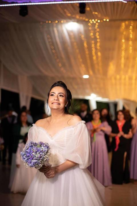 As melhores ideias e inspirações criativas de fotos de casamento registradas por fotógrafos profissionais de eventos da empresa Criativus Foto e Vídeo na Chácara Hibisco: Foto da noiva jogando o buquê'